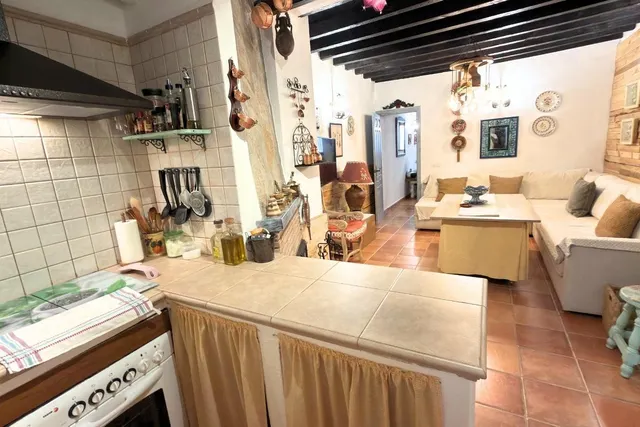 ## Elegante Casa de Pueblo Reformada en el Histórico Balnear - foto 5