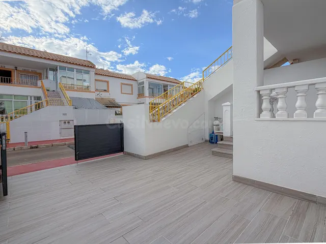 Espectacular bungalow reformado, con amplia terraza y parking para coche dentro de la parcela, en urbanización exclusiva con piscina comunitaria — 2