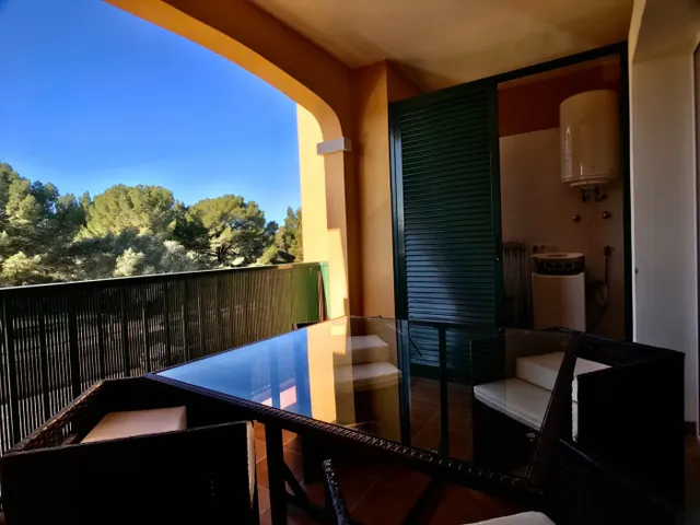 Acogedor apartamento con terraza y piscina comunitaria — 6