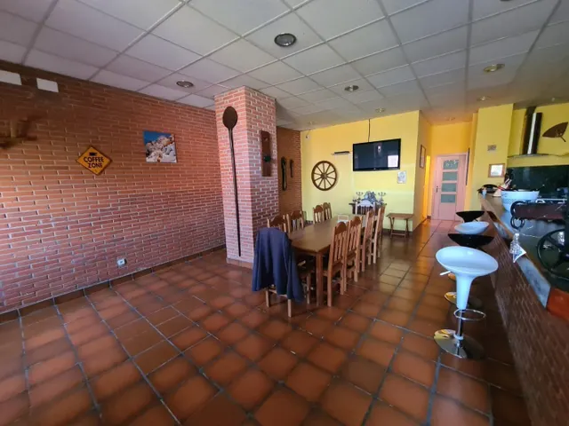 SE VENDE LOCAL EN EL CENTRO, ACONDICIONADO COMO MERENDERO, A - foto 3