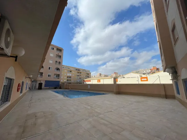 Apartamento exterior con vistas despejadas y piscina comunitaria en Torrevieja — 18