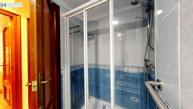 Piso totalmente exterior de 4 habitaciones con ascensor en  Ayora – Blasco Ibáñez — 28