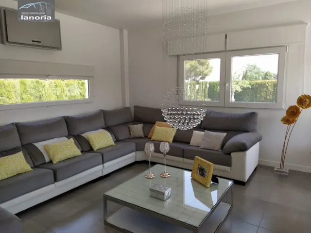 Grupo la Noria Vende Chalet Urbano de 370m2 a pocos km de Albacete. — 3