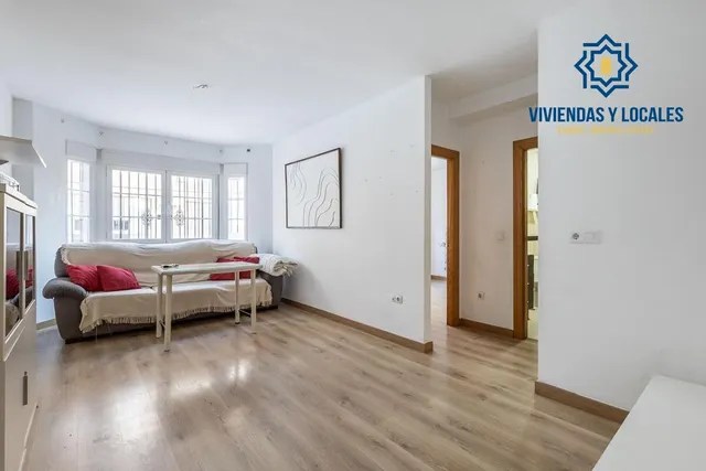 Piso con garaje, trastero y excelente ubicación en Huétor Vega — 2