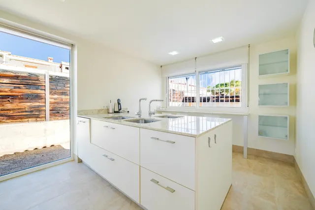 Villa independiente con piscina y 893 m2 de parcela en Benicàssim: espacio, diseño y privacidad — 15