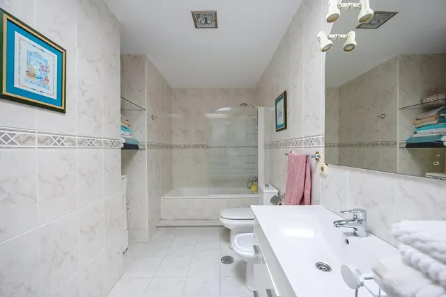 Gran casa unifamiliar con piscina privada, 4 dormitorios y semisótano. — 23