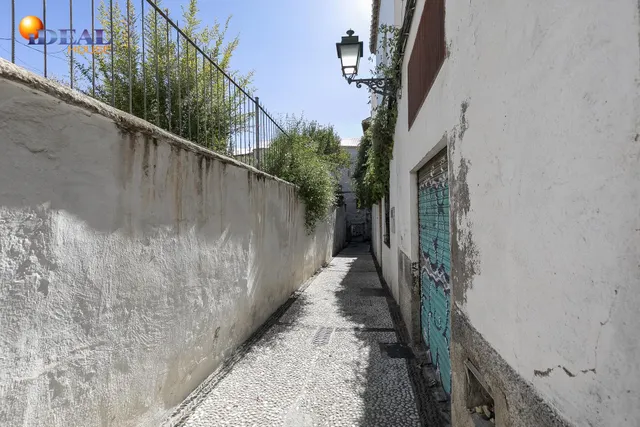 Edificio histórico junto a Plaza Larga, en el corazón del Albaicín (Granada) — 12