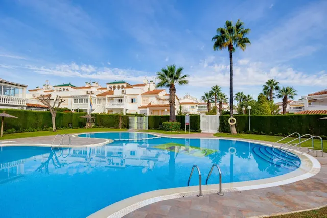 Apartamento dúplex con piscina comunitaria, Alicante, Orihuela Costa. 2 habitaciones, 89 m2, 1,6 kilómetros del mar — 35