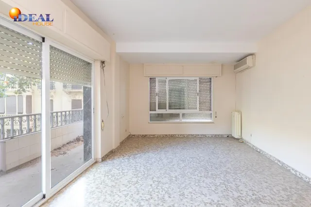 Piso en esquina con terraza y vistas a Plaza Mariana Pineda, Granada — 6