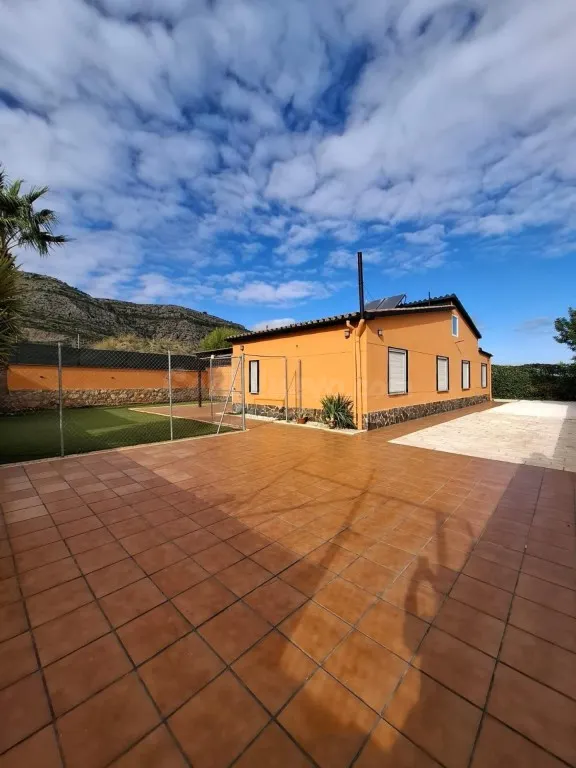 Casa reformada en una sola planta con encanto - foto 2