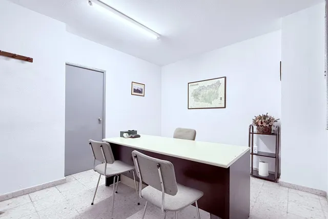 Este no es un aparcamiento cualquiera; es el mítico Garaje Villafontana. — 26