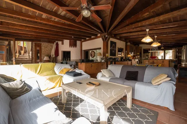 Villa con carácter de 5 dormitorios cerca de Palamós en un entorno verde. Piscina. — 13