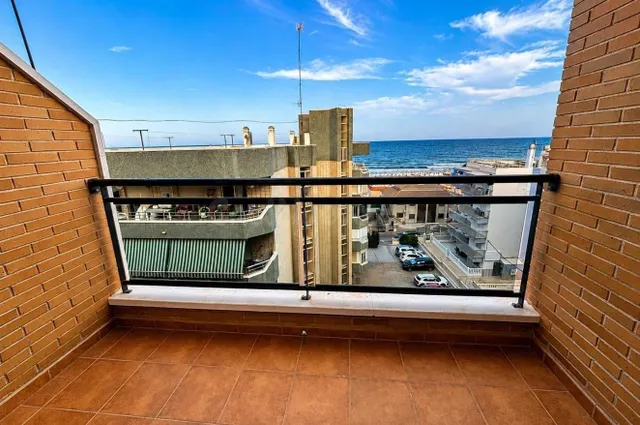 Ático dúplex con vistas frontales al mar y amplio solárium e - foto 4