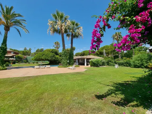 Maravillosa casa con jardín mas casa invitados — 19