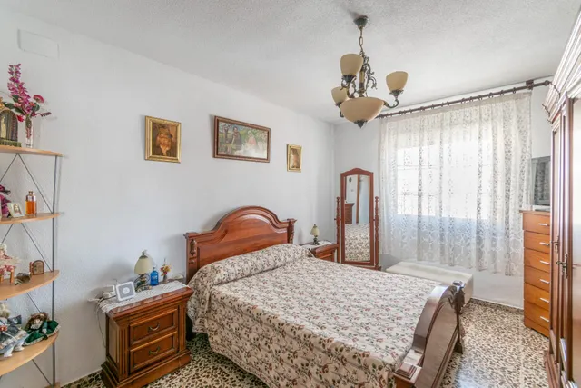 Gran Casa en Esquina en Atarfe – 4 Dormitorios, Piscina, Garaje y Espacio Comercial — 26