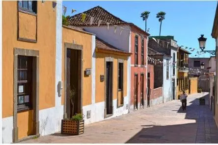 Granadilla. Pueblo. Casa a reformar con terraza interior y terreno
