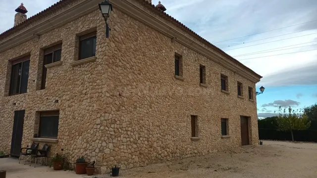Chalet prácticamente nuevo a 2 km de Villena - foto 3