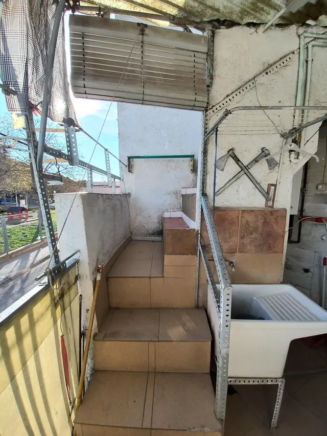 CHALET ADOSADO A REFORMAR, ESQUINERO CON SALIDA A DOS CALLES — 27