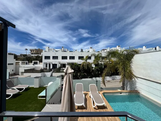 Villa moderna con vistas al mar en venta en Nerja - foto 4