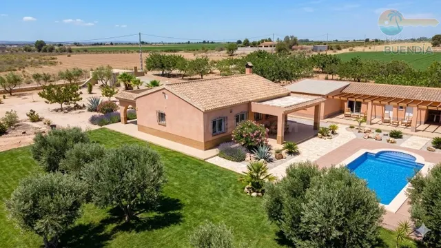 FINCA CON TERRENO Y APARTAMENTO INDEPENDIENTE CERCA DE AEROP