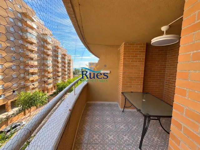 Piso reformado en primera línea del mar con terraza y piscin - foto 2