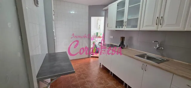 Amplio y Luminoso Piso en Alquiler en Renfe, Córdoba por €10 - foto 5
