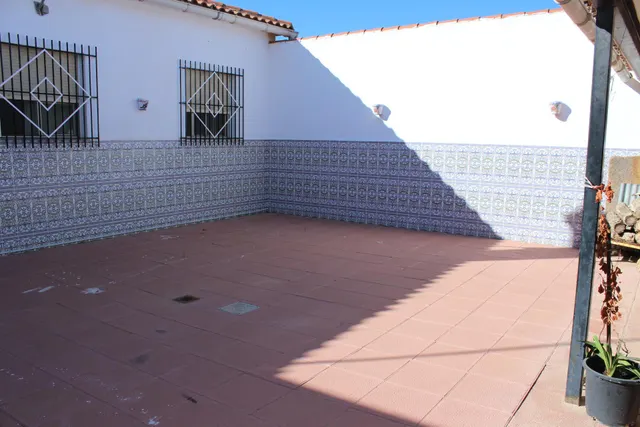 Te ofrecemos este chalet con casa de 200 metros cuadrados y 5.500 metros cuadrados de parcela! — 11