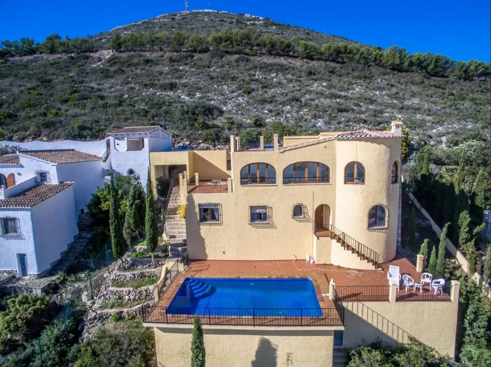 VILLA AUTÉNTICA ESPAÑOLA CON IMPRESIONANTE VISTA PANORÁMICA AL MAR