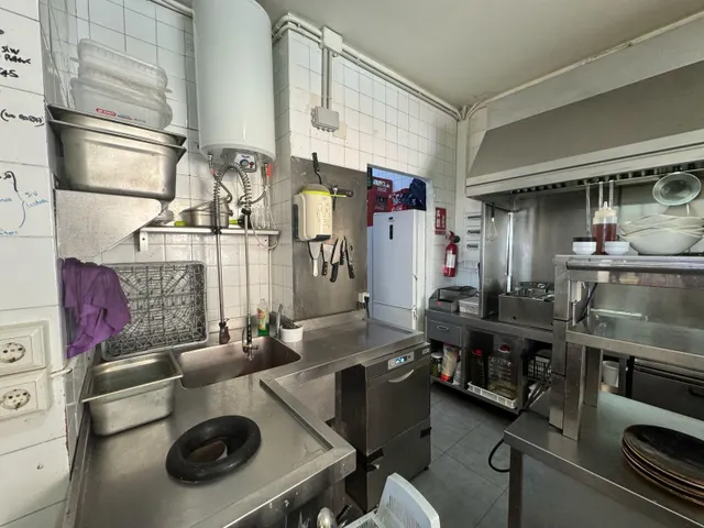 AMPLIO LOCAL EN VENTA EN NOGALERA — 28
