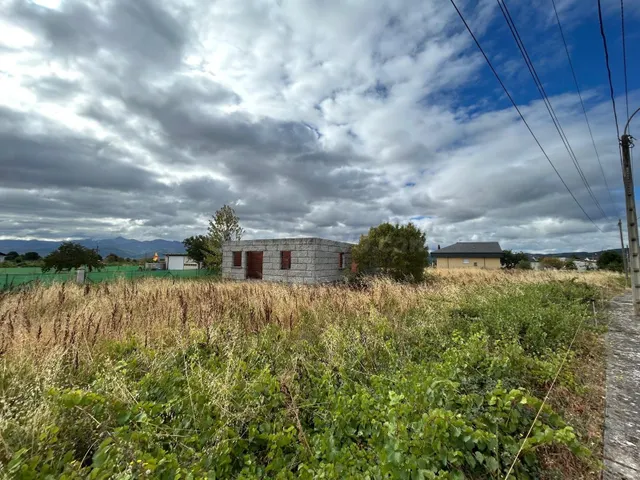 Casa Solar en Construcción con Amplia Parcela y Vistas Espec