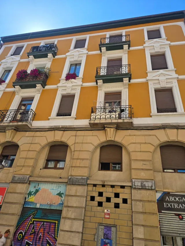 Buen piso en la calle Cortes — 26
