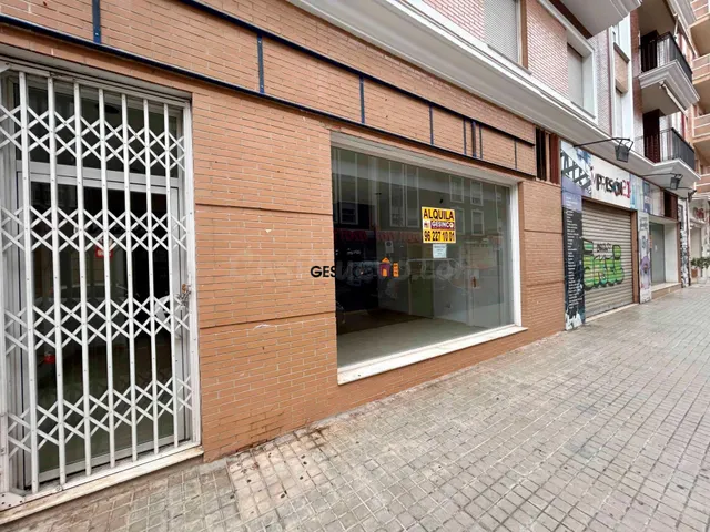 ESPACIOSO LOCAL CHAFLÁN SITUADO EN CALLE LA REINA — 2
