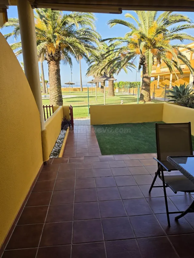 Apartamento reformado en primera línea de playa con piscina  - foto 2