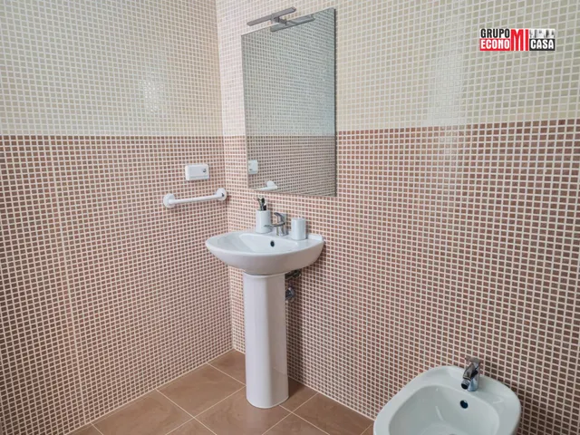 ¡Oportunidad en Águilas. Murcia! 2 dormitorios, gran terraza, piscina  comunitaria y garaje. — 12