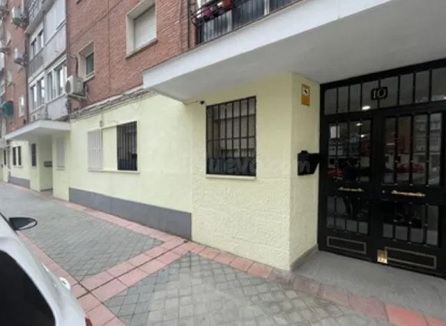 SE VENDE local comercial OKUPA en C Padron 10 de Madrid - foto 2