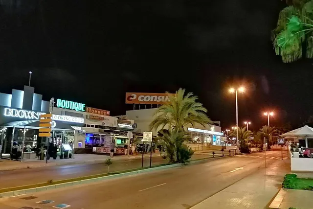 Casa adosada reformada y espaciosa de tres plantas (86 m2) con 3 dormitorios, 2 baños y 1 aseo. Terraza frente, piscina comunitaria, cerca del La Zenia Boulevard y a tan solo 650 m de Playa Flamenca — 41