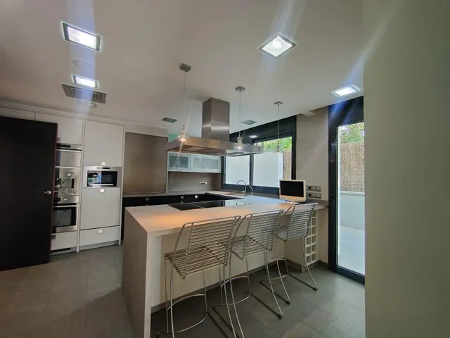 Exclusiva villa de lujo en Ciutat Diagonal, Esplugues de Llobregat, con vistas panorámicas a Barcelona y al mar — 40