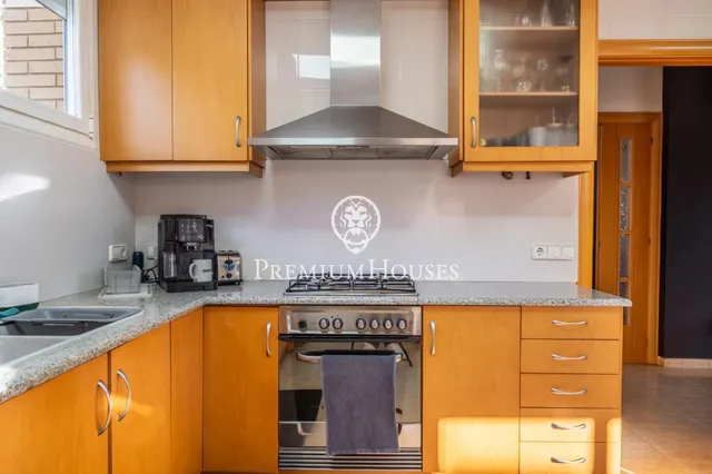 Chalet en venta con ascensor, piscina y grandes espacios en Canet de Mar — 18