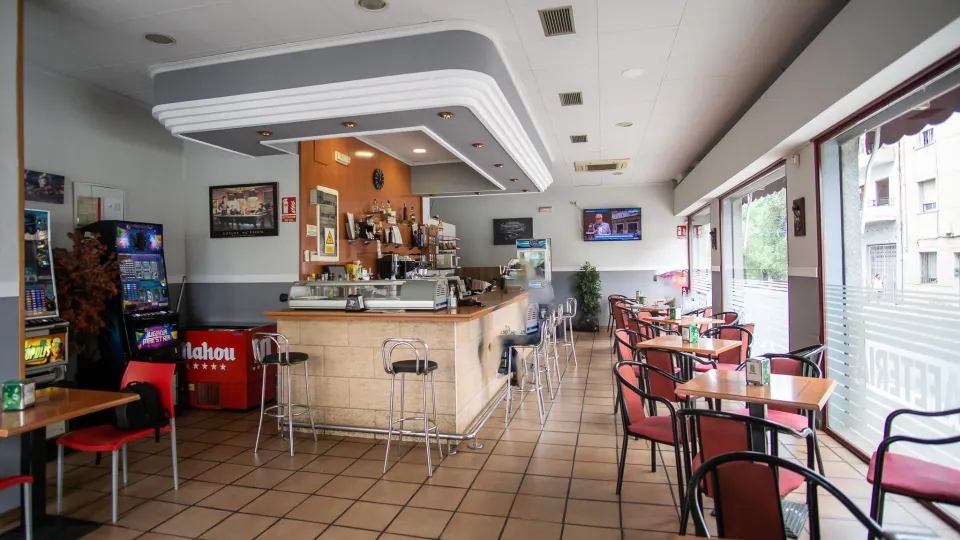 Local esquina zona avd. Alfonso XIII con licencia de apertura  para bar o cafetería