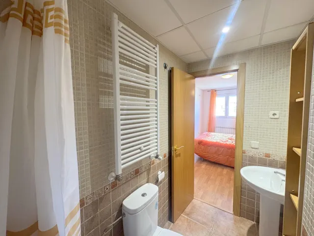 Amplio piso con 3 dormitorios, terraza y excelentes vistas en Las Navas del Marqués — 8