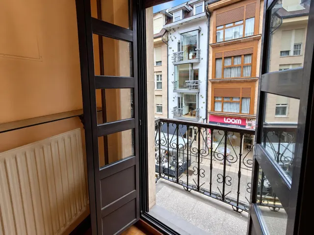 Piso con garaje, balcón y salón en dos alturas en la calle rosal, Oviedo — 36