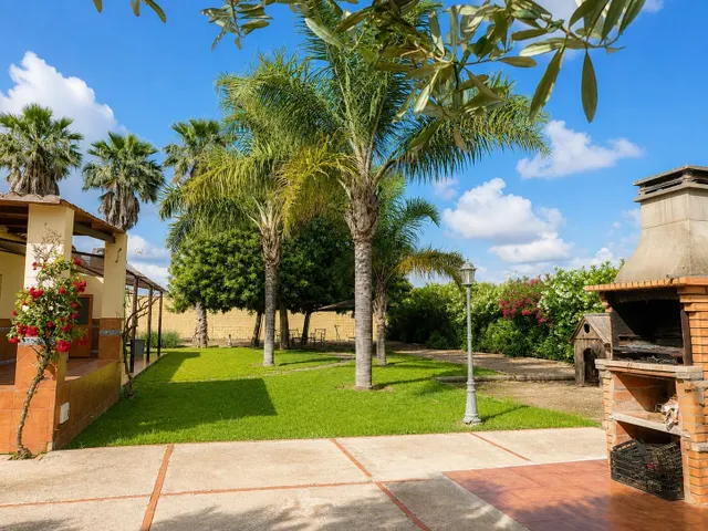 Preciosa casa con jardín en finca rústica — 32