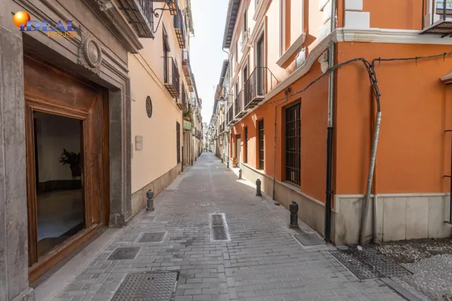 Piso en esquina con terraza y vistas a Plaza Mariana Pineda, Granada — 45