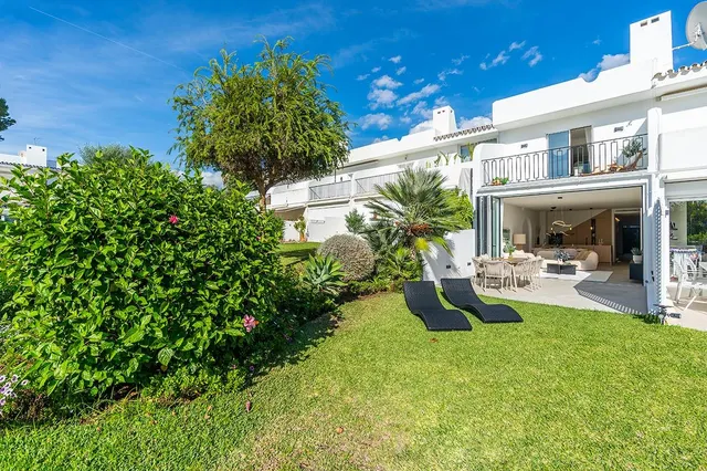 Casa adosada de 4 dormitorios en La Rinconada Valle del Golf de Nueva Andalucía Completamente reformado con altos estándares. — 2