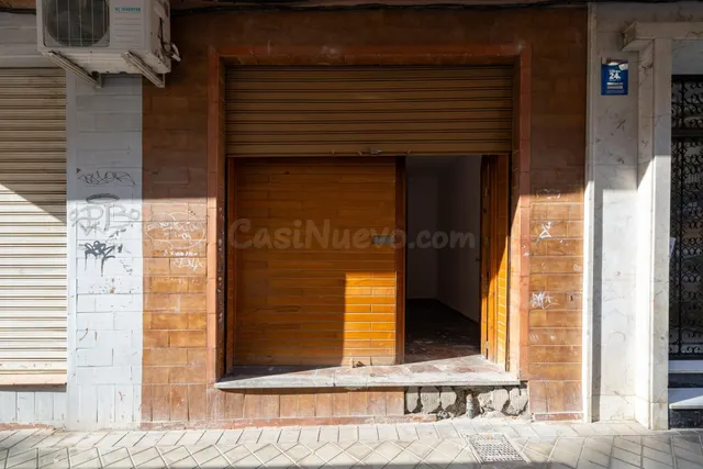 Local comercial junto a calle Alhamar. Ideal para oficina, despacho o almacén. Muy económico — 3
