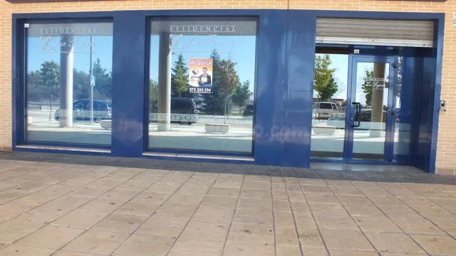 Local acondicionado para oficinas con 3 despachos, almacén y