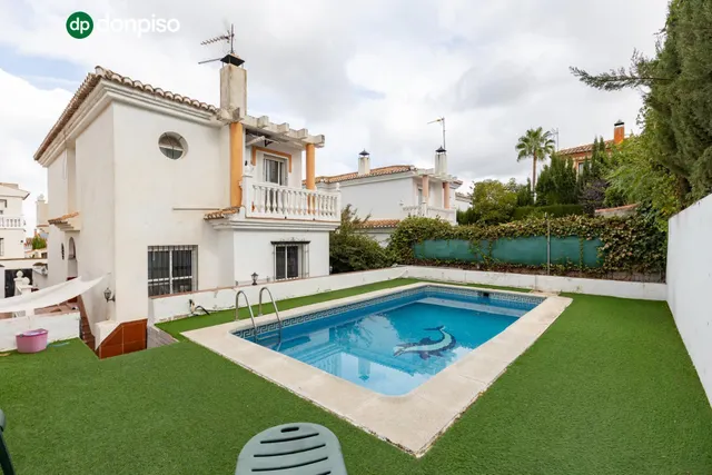 Casa independiente con piscina en La Zubia. — 38