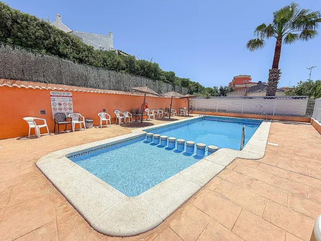 Casa adosada reformada y espaciosa de tres plantas (86 m2) con 3 dormitorios, 2 baños y 1 aseo. Terraza frente, piscina comunitaria, cerca del La Zenia Boulevard y a tan solo 650 m de Playa Flamenca — 35