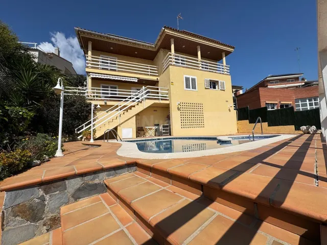 VILADECANS ESPECTACULAR CASA A LA VENTA