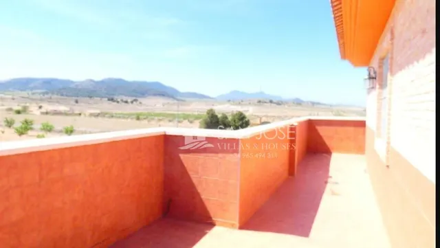 SE VENDE ESPECTACULAR CHALET EN PINOSO. — 24